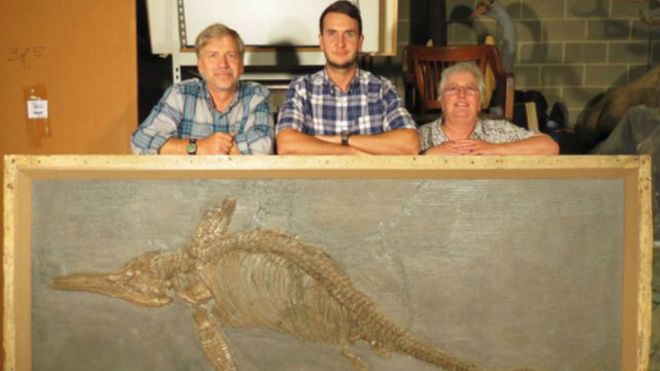 عالم الحفريات دين لوماكس (وسط) وجودي ماسارا (يمين) مع إحدى الحفريات.